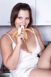 А как ты банан эротично ешь!